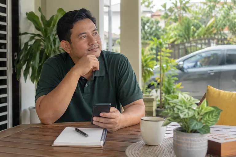 Pelanggan bertelefon di meja rumah dengan catatan kosong